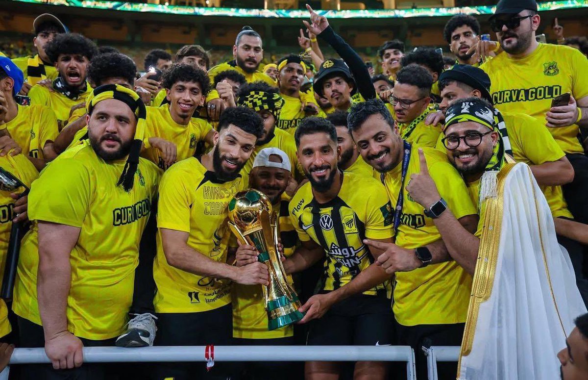 salehshehri_11's tweet photo. يوم تاريخي توّجه شرف السلام على سمو سيدي ولي العهد.. ألف مبروك يا جمهور الذهب ، البطولات لكم والدعم منكم 💛🖤 https://t.co/TuCLJSb0it