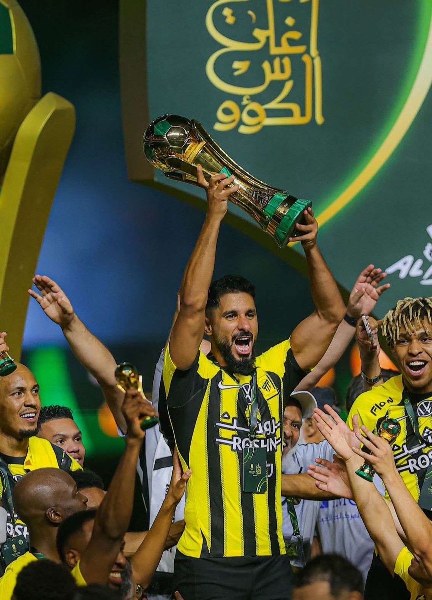 salehshehri_11's tweet photo. يوم تاريخي توّجه شرف السلام على سمو سيدي ولي العهد.. ألف مبروك يا جمهور الذهب ، البطولات لكم والدعم منكم 💛🖤 https://t.co/TuCLJSb0it