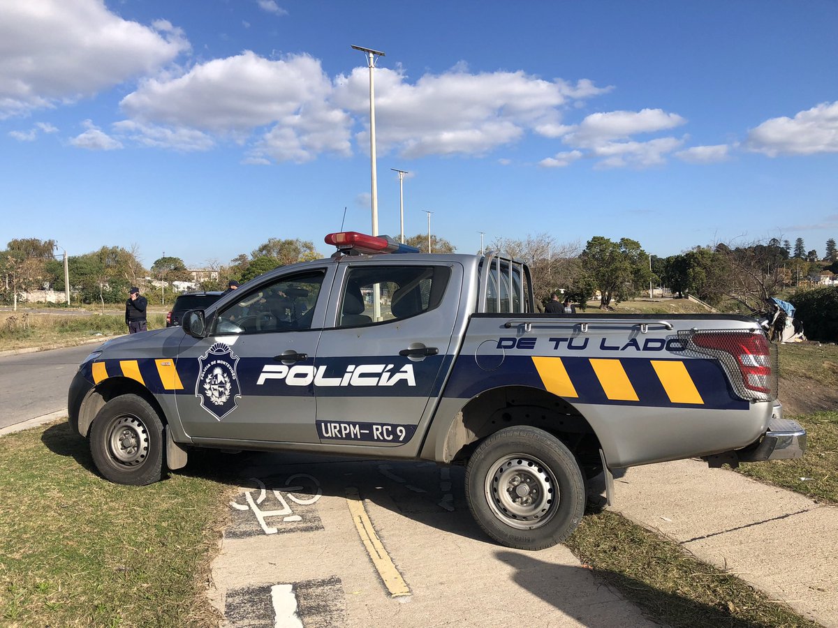 AHORA: La Policía investiga un posible homicidio en Casavalle. Un hombre consumidor de pasta base, fue encontrado prendido fuego. Los detalles en vivo por <a href="/TelenocheUy/">Telenoche</a>