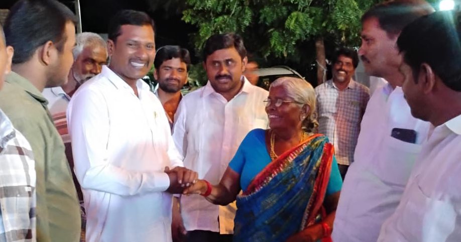 daddalanarayana's tweet photo. కనిగిరి మండలం తాళ్లూరు పంచాయతీలో మూలే చిన్న బయ్యపురెడ్డి - వరమ్మ గార్ల కుమారుని వివాహా వేడుకకు హాజరై నూతన వరుడిని ఆశీర్వదించి, శుభాకాంక్షలు తెలియజేయడం జరిగింది.
@ysjagan
#DaddalaNarayanaYadav
#YSRCPIncharge
#TeamDaddala
#YSRCPSocialMediaKanigiri https://t.co/MQe9snVrN4