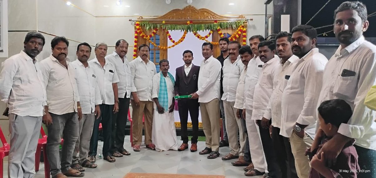 daddalanarayana's tweet photo. కనిగిరి మండలం తాళ్లూరు పంచాయతీలో మూలే చిన్న బయ్యపురెడ్డి - వరమ్మ గార్ల కుమారుని వివాహా వేడుకకు హాజరై నూతన వరుడిని ఆశీర్వదించి, శుభాకాంక్షలు తెలియజేయడం జరిగింది.
@ysjagan
#DaddalaNarayanaYadav
#YSRCPIncharge
#TeamDaddala
#YSRCPSocialMediaKanigiri https://t.co/MQe9snVrN4