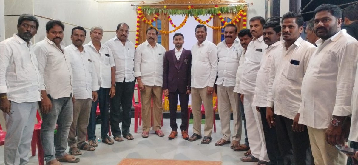 daddalanarayana's tweet photo. కనిగిరి మండలం తాళ్లూరు పంచాయతీలో మూలే చిన్న బయ్యపురెడ్డి - వరమ్మ గార్ల కుమారుని వివాహా వేడుకకు హాజరై నూతన వరుడిని ఆశీర్వదించి, శుభాకాంక్షలు తెలియజేయడం జరిగింది.
@ysjagan
#DaddalaNarayanaYadav
#YSRCPIncharge
#TeamDaddala
#YSRCPSocialMediaKanigiri https://t.co/MQe9snVrN4