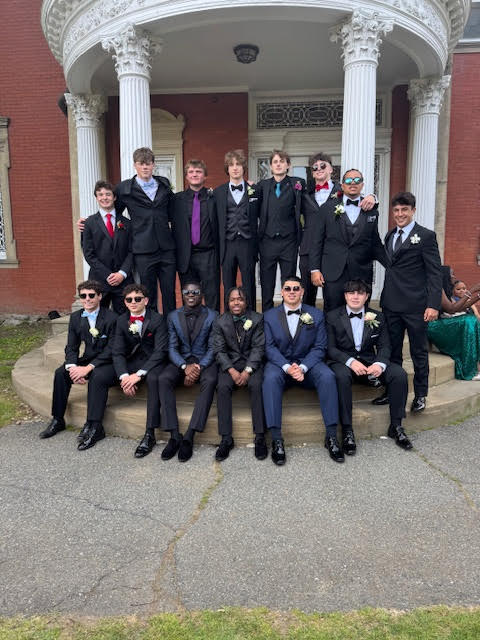 BigBlueGridiron's tweet photo. Such a special group of young men. It was incredible to watch them all walk across the stage at graduation. Excited to see each of them take on the next phase of their lives with the lessons they learned from playing for the Big Blue. W.I.N. https://t.co/zYCLqs7DfE