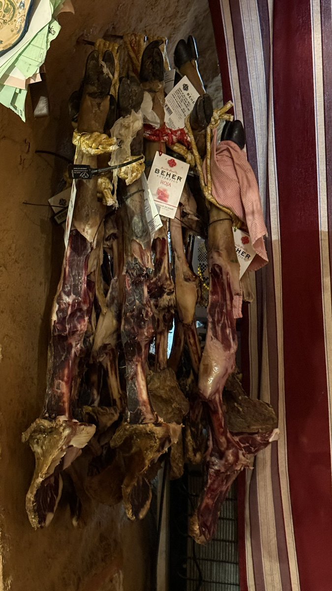 Bodega La Sorbona - Fuensaldaña ( Valladolid)
Sábado de clarete, de bodegas, de amigos, de cocina casera. 
No le pido más a la vida.