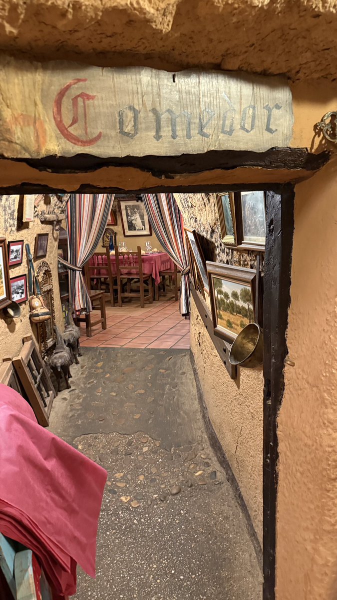 gastrotonterias's tweet photo. Bodega La Sorbona - Fuensaldaña ( Valladolid)
Sábado de clarete, de bodegas, de amigos, de cocina casera. 
No le pido más a la vida. https://t.co/yBXBmqretI