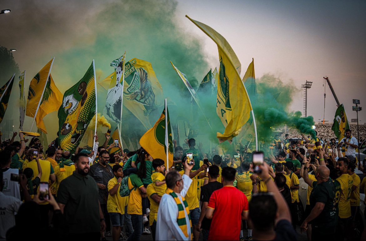 Fieldleague1's tweet photo. جماهير الخليج تستقبل أبطال النخبة! 💛🥶 https://t.co/DUi2sRhhJR