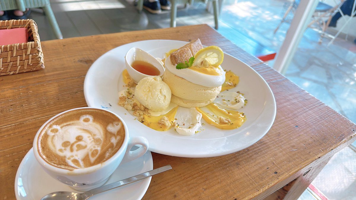 rac_comp's tweet image. 学会で沖縄！カプチーノ啜りかけたところでパンケーキ届いたからクマがのびてる。