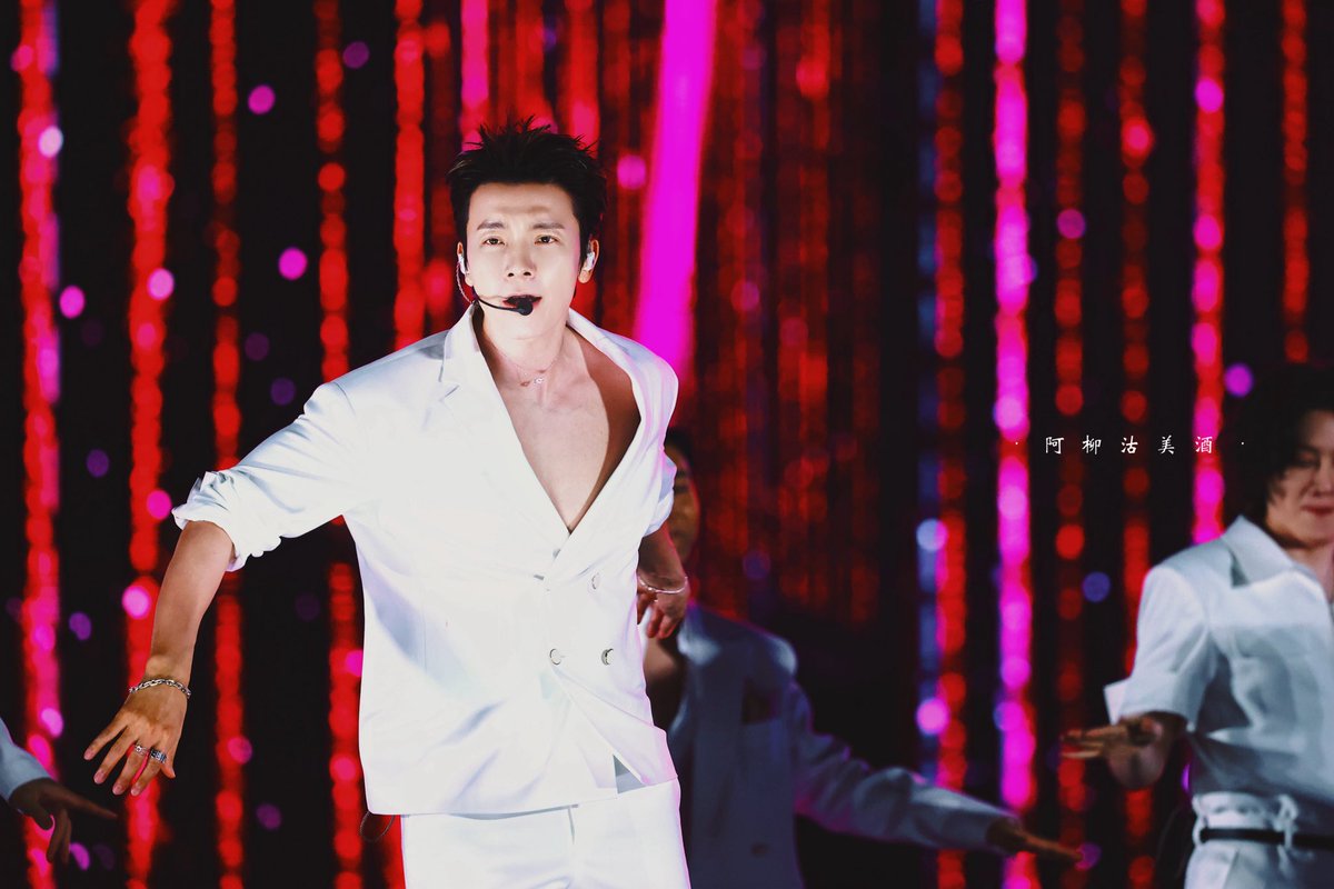 250531 Mega Concert 
White Suit.
#동해 #DONGHAE #ドンへ  #李东海  
#SuperjuniorDnE #슈퍼주니어DnE
 #Superjunior