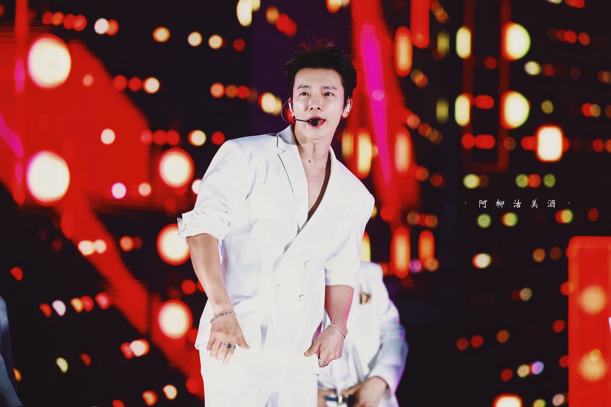 Ann_C802's tweet photo. 250531 Mega Concert 
White Suit.
#동해 #DONGHAE #ドンへ  #李东海  
#SuperjuniorDnE #슈퍼주니어DnE
 #Superjunior https://t.co/e2fKNLj6xc