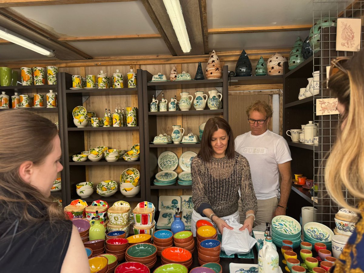 AjuntamentVLC's tweet image. 🥣En marxa el Mercat de l'Escuraeta!

 🛍️La📍plaça de la Reina acull este #mercat tradicional, on trobaràs tota mena de ⚱️peces artesanals de ceràmica i d'obra per a cuinar🍴 o decorar.

⏰De 9 a 22 h

🗓️ Fins al 22 de juny
