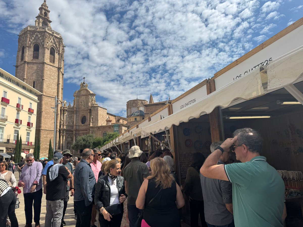 AjuntamentVLC's tweet image. 🥣En marxa el Mercat de l'Escuraeta!

 🛍️La📍plaça de la Reina acull este #mercat tradicional, on trobaràs tota mena de ⚱️peces artesanals de ceràmica i d'obra per a cuinar🍴 o decorar.

⏰De 9 a 22 h

🗓️ Fins al 22 de juny