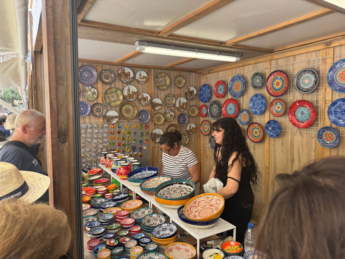 AjuntamentVLC's tweet image. 🥣En marxa el Mercat de l'Escuraeta!

 🛍️La📍plaça de la Reina acull este #mercat tradicional, on trobaràs tota mena de ⚱️peces artesanals de ceràmica i d'obra per a cuinar🍴 o decorar.

⏰De 9 a 22 h

🗓️ Fins al 22 de juny
