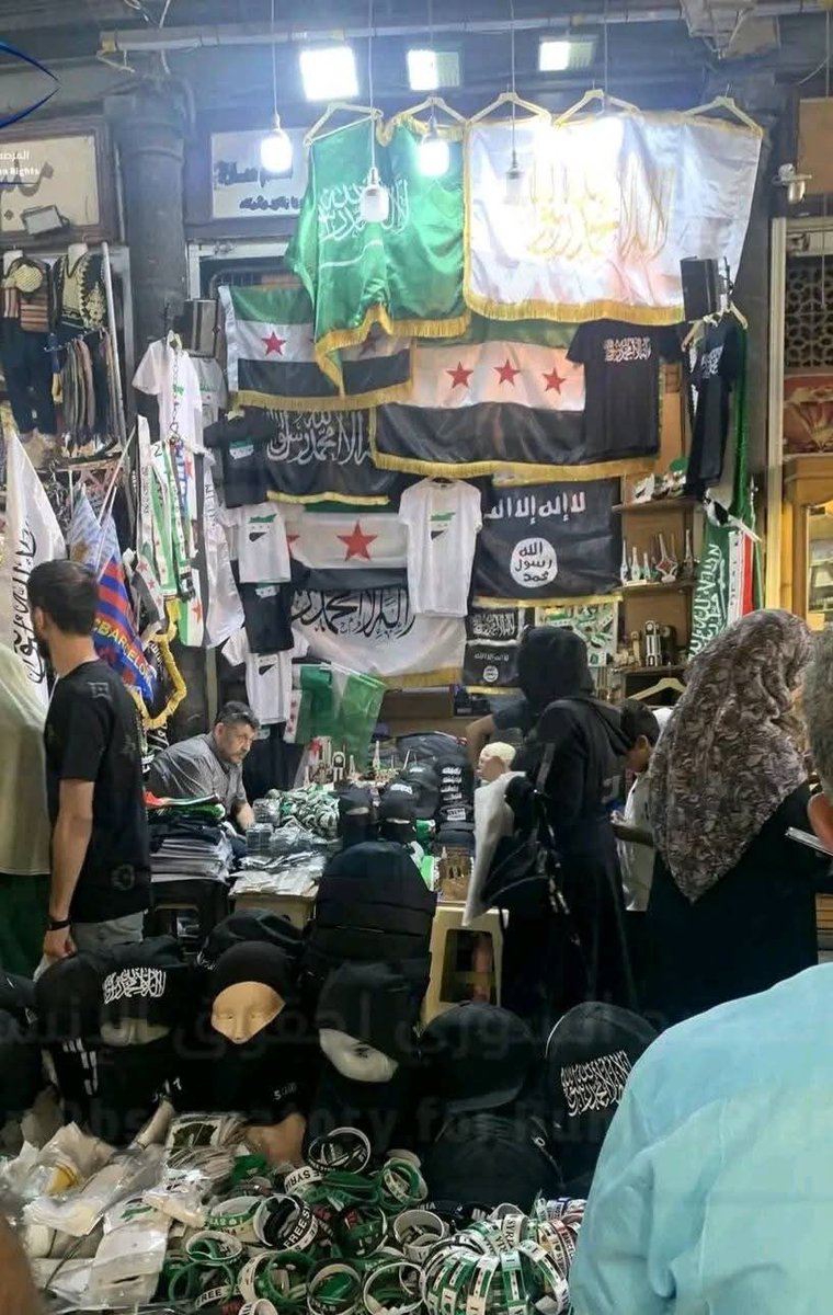 Sam041963's tweet photo. أعلام تنظيم #داعش تباع وتعرض في الأسواق السورية بشكل علني دون رادع من حكومة الاتفاقيات والاستثمارات!!!! 
#سوريا #داعش_في_سوريا 
#ISISinSyria https://t.co/OHHm7Z3FwQ