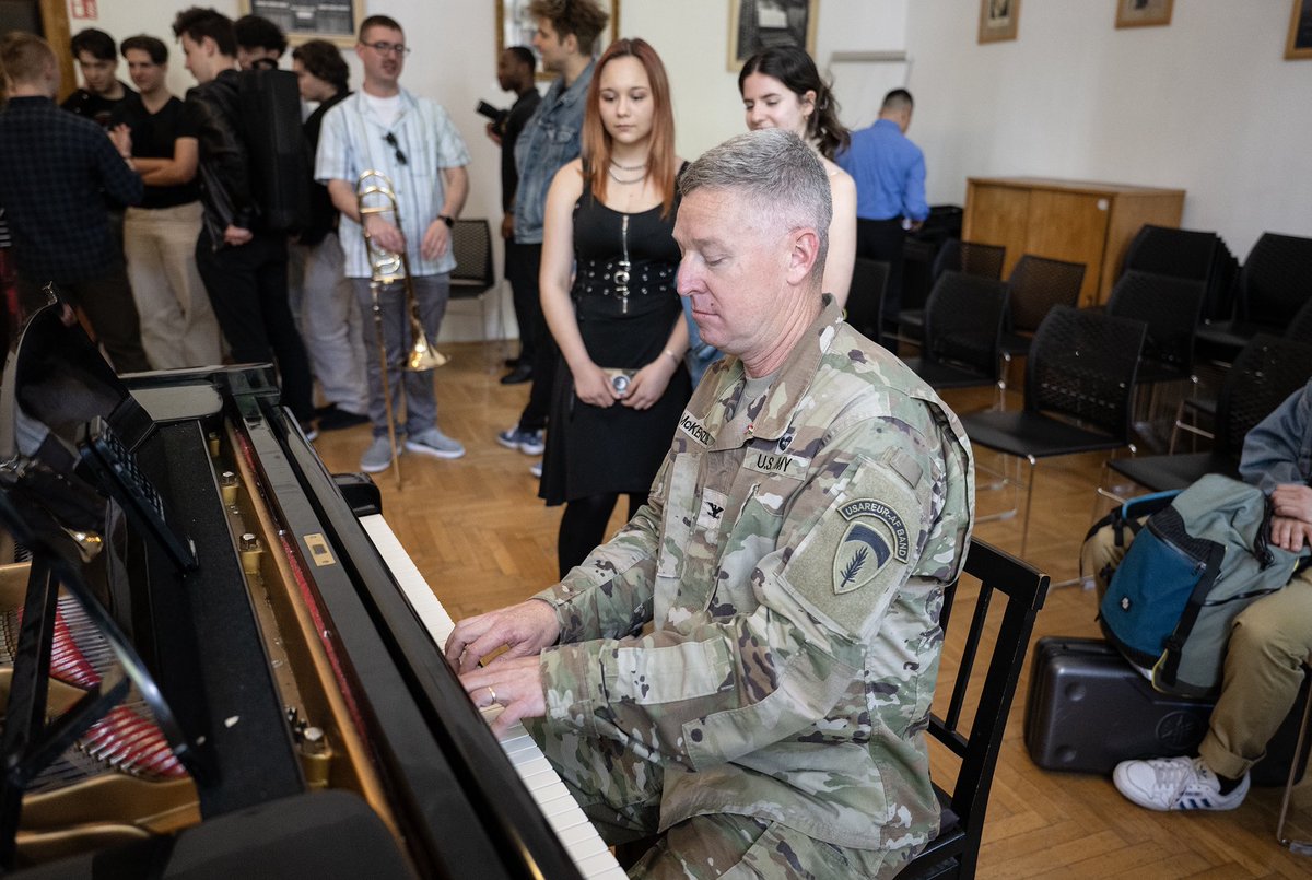 USArmyEURAF's tweet image. Music spoke louder than words as @USArmyEURAFBand soldiers jammed with Hungarian students at the Bartók Conservatory during the #DEFENDER25 Outreach Tour — showing how shared experiences spark lasting bonds and allied cooperation 🇺🇸🇭🇺

#SwiftResponse #DEFENDEREurope #WeAreNATO