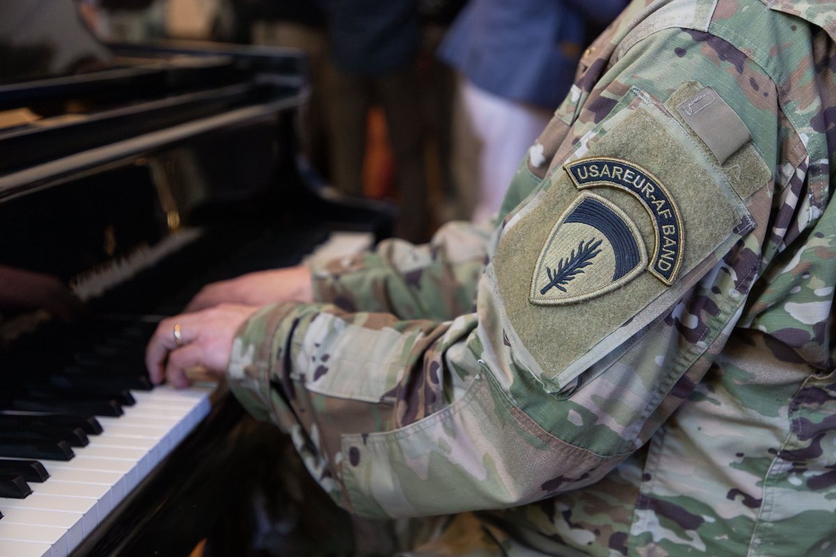 USArmyEURAF's tweet image. Music spoke louder than words as @USArmyEURAFBand soldiers jammed with Hungarian students at the Bartók Conservatory during the #DEFENDER25 Outreach Tour — showing how shared experiences spark lasting bonds and allied cooperation 🇺🇸🇭🇺

#SwiftResponse #DEFENDEREurope #WeAreNATO