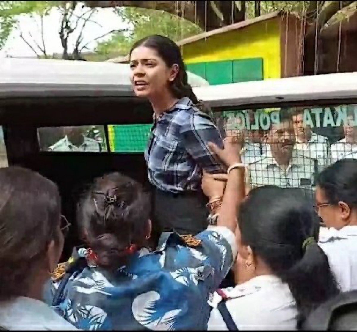 Pb08wale (@pb08waleee) on Twitter photo #WeStandWithSharmistha เคเฅ เคฒเฅเค เคฏเคน เคธเคตเคพเคฒ เคเค เคพเคคเฅ เคนเฅเค เคเคฟ เคฆเฅเคถ เคฎเฅเค 80% เคนเฅเคจเฅ เคเฅ เคฌเคพเคตเคเฅเคฆ เคนเคฟเคเคฆเฅ เคเคคเคฐเฅ เคฎเฅเค เคเฅเคฏเฅเค เคนเฅ โ เคคเฅ เคฏเคนเฅ เคเคธเคเคพ เคเคพเคฐเคฃ เคนเฅเฅค
เคเคนเคพ เคเคพเคคเคพ เคนเฅ เคเคฟ เคฌเฅเคเฅเคชเฅ เคนเคฟเคเคฆเฅเคเค เคเฅ เคชเคเฅเคท เคเฅ เคธเคฐเคเคพเคฐ เคนเฅ, เคคเฅ เคฆเฅเค เคฒเฅเคเคฟเค โ เคเคธ เคฆเฅเคถ เคฎเฅเค เคนเคฟเคเคฆเฅเคเค เคเฅ เคเฅเคกเคผเคเคฐ เคนเคฐ เคเคฟเคธเฅ เคเฅ เคฌเฅเคฒเคจเฅ เคเฅ เคเคเคผเคพเคฆเฅ เคนเฅเฅค
เคนเคฐ เคฌเคพเคฐ, เคนเคฐ เคเคเคน, เคฆเฅเคท เคนเคฟเคเคฆเฅ เคชเคฐ #WeStandWithSharmistha เคเฅ เคฒเฅเค เคฏเคน เคธเคตเคพเคฒ เคเค เคพเคคเฅ เคนเฅเค เคเคฟ เคฆเฅเคถ เคฎเฅเค 80% เคนเฅเคจเฅ เคเฅ เคฌเคพเคตเคเฅเคฆ เคนเคฟเคเคฆเฅ เคเคคเคฐเฅ เคฎเฅเค เคเฅเคฏเฅเค เคนเฅ โ เคคเฅ เคฏเคนเฅ เคเคธเคเคพ เคเคพเคฐเคฃ เคนเฅเฅค
เคเคนเคพ เคเคพเคคเคพ เคนเฅ เคเคฟ เคฌเฅเคเฅเคชเฅ เคนเคฟเคเคฆเฅเคเค เคเฅ เคชเคเฅเคท เคเฅ เคธเคฐเคเคพเคฐ เคนเฅ, เคคเฅ เคฆเฅเค เคฒเฅเคเคฟเค โ เคเคธ เคฆเฅเคถ เคฎเฅเค เคนเคฟเคเคฆเฅเคเค เคเฅ เคเฅเคกเคผเคเคฐ เคนเคฐ เคเคฟเคธเฅ เคเฅ เคฌเฅเคฒเคจเฅ เคเฅ เคเคเคผเคพเคฆเฅ เคนเฅเฅค
เคนเคฐ เคฌเคพเคฐ, เคนเคฐ เคเคเคน, เคฆเฅเคท เคนเคฟเคเคฆเฅ เคชเคฐ
