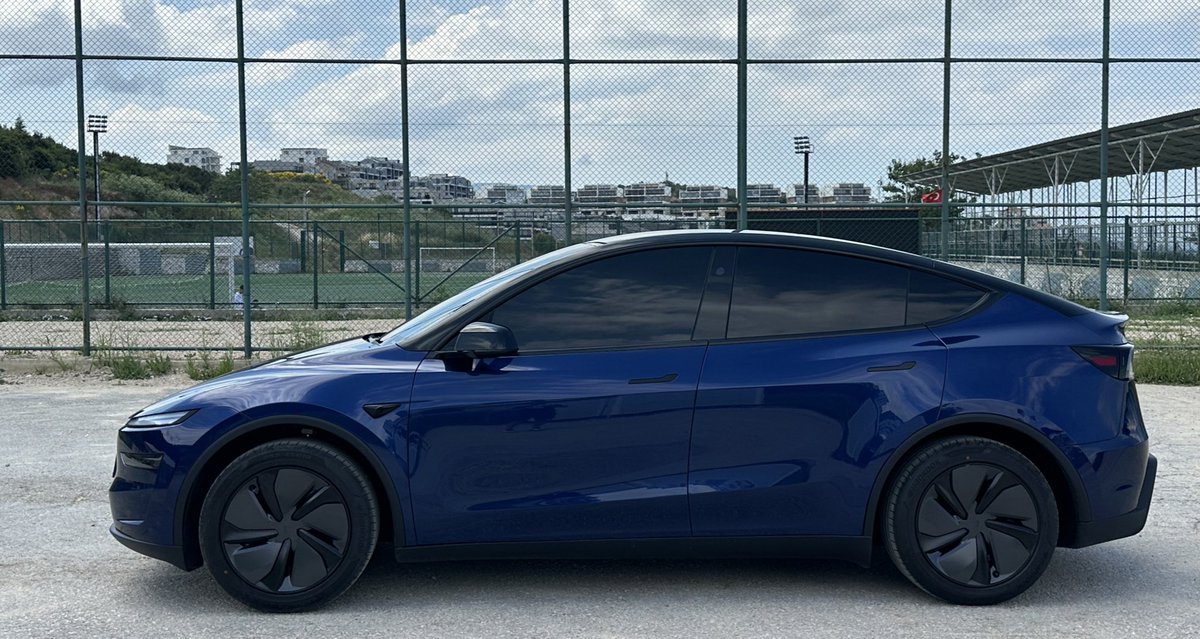 Bir Tesla fotoğrafı atıyorum;
-Birisi geliyor ben meganla 10 bin km yapıyorum tek depo diyor
-Birisi geliyor “Mtv’si çok bunun” diyor
-Birisi geliyor “200 km ancak gidersin”diyor 
-Birisi geliyor “Elon Hitler” diyor
-Birisi geliyor “şarj sırasına gir” diyor
-Birisi geliyor “araç