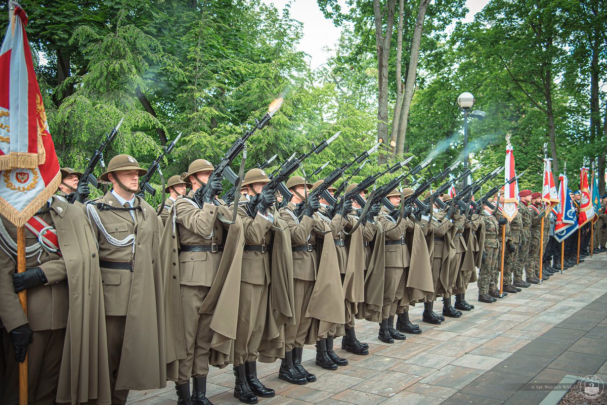 D2KP_DKL's tweet photo. Uroczystość 140. rocznicy urodzin gen. Mariana Kukiela za nami. Hołd, apel pamięci, salwa, orkiestra i wielki szacunek dla historii 🇵🇱 #Pamiętamy #WojskoPolskie
@MON_GOV_PL @SztabGenWP @DowOperSZ @DGeneralneRSZ @Malopolski_UW @Polska_Zbrojna @Defence24pl