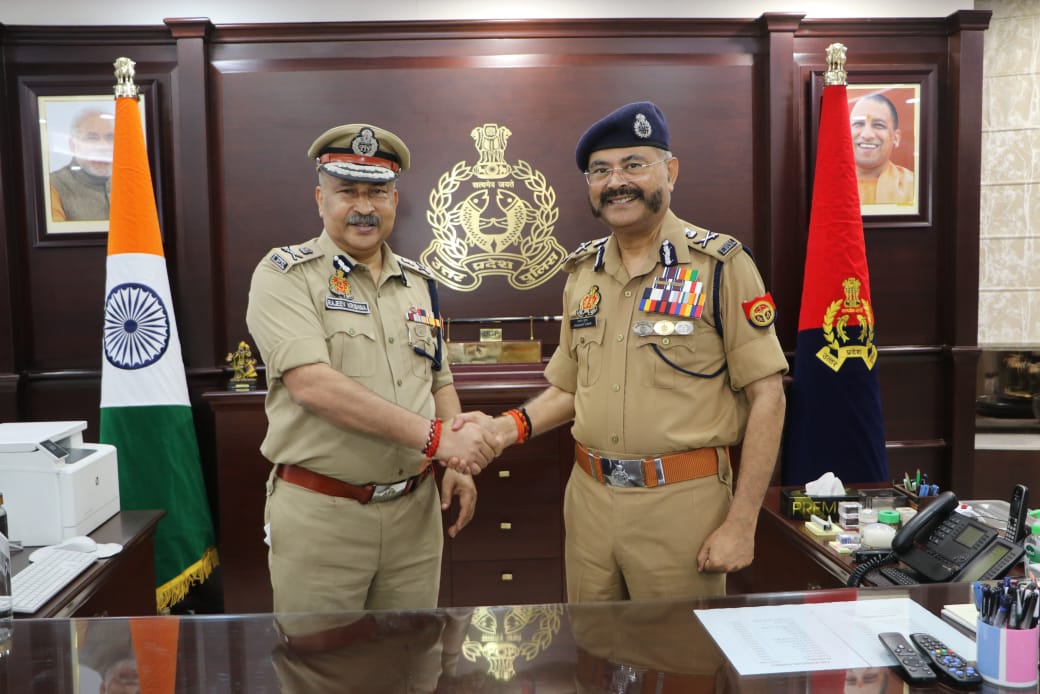 AhteshamFIN's tweet photo. #UP के नये #DGP राजीव कृष्ण ने चार्ज सभाला

#IPS प्रशांत कुमार ने अपनी जिम्मेदारी #IPS राजीव कृष्ण को सौपी