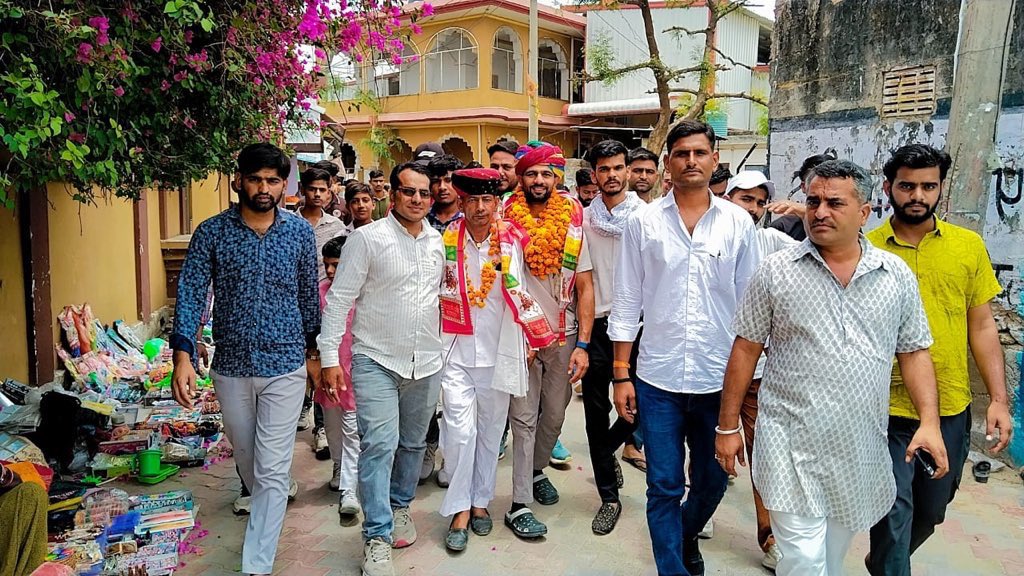 Veergurjarsena1's tweet photo. हाल ही मैं विश्व रिकॉर्ड बनाने वाले आज देश और गुर्जर समाज के गौरव पैरा एथलेटिक्स महेंद्र गुर्जर जी का गुर्जर छात्रावास रुपनगढ़ में गुर्जर वॉरियर्स के मजबूत स्तंभ @pappulalgurjar_  जी और उनके साथियों ने भव्य स्वागत किया।

विश्व रिकॉर्ड बनाने के लिए @Mahendr_javelin जी को बधाई 🌺 https://t.co/ke6LASemcZ