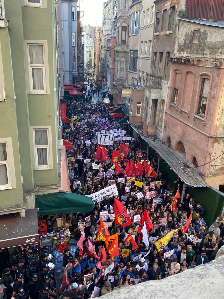 solcugazete60's tweet photo. Gezi Parkı Direnişi'nin 12. yıldönümünde vatandaşlar, tüm engellemelere rağmen Beyoğlu'nda toplanmaya devam ediyor. https://t.co/4c8RjNKnAp