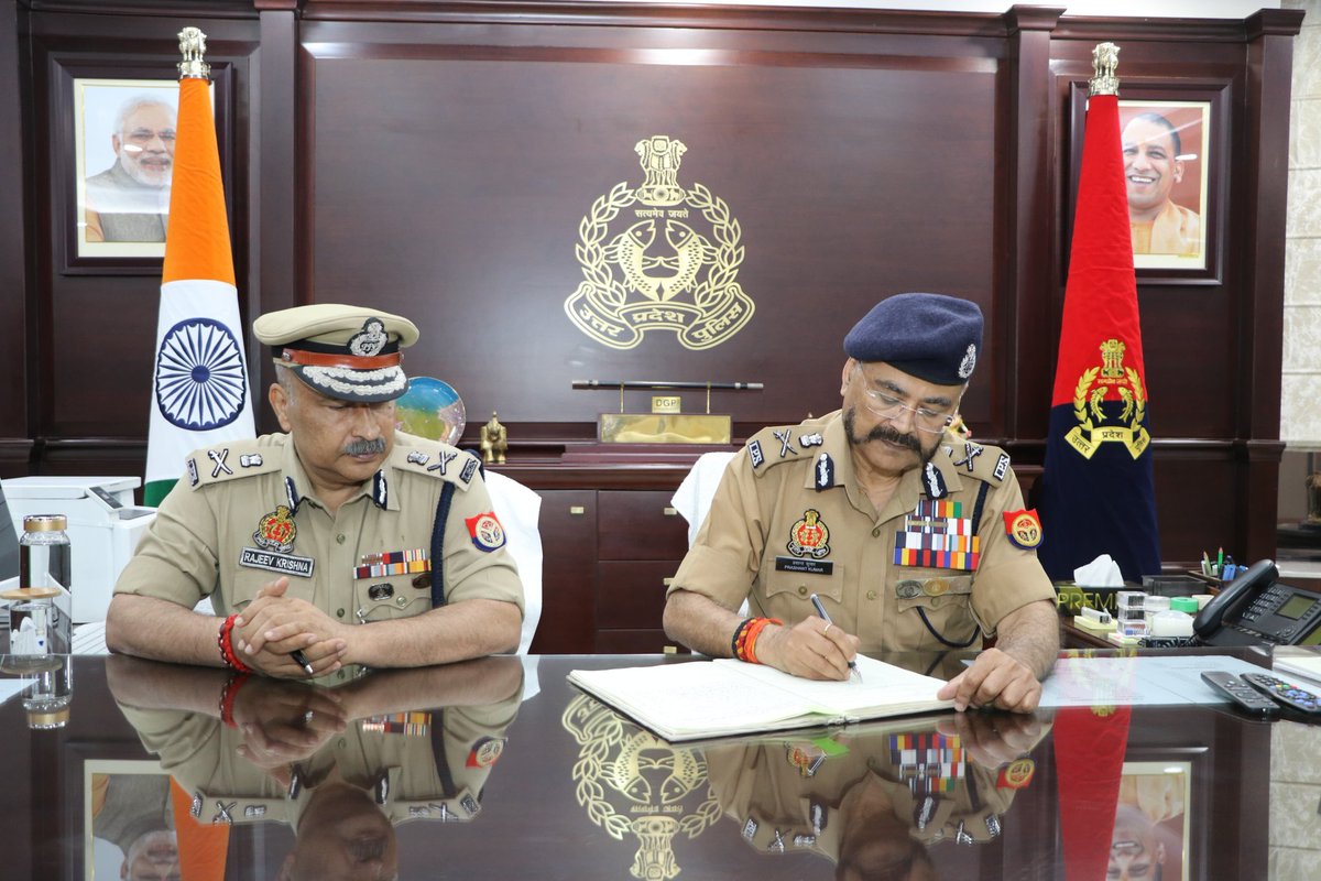 BREAKING : लखनऊ: नए डीजीपी राजीव कृष्ण ने लिया चार्ज राजीव कृष्ण ने डीजीपी पद का चार्ज लिया,डीजीपी मुख्यालय में प्रशांत कुमार भी थे मौजूद।
<a href="/dgpup/">DGP UP</a>  <a href="/Uppolice/">UP POLICE</a>  #updgp  #BreakingNews  <a href="/ajeetsingh1979/">AJEET PRATAP SINGH</a>  <a href="/abhishekksing10/">Abhishek singh</a>