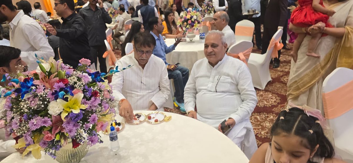 आज दिल्ली में रामफल जिंदल और पूर्व हरियाणा मुख्यमंत्री के प्रिंसिपल OSD नीरज दफ्तुआर के पारिवारिक शादी समारोह में  में शिरकत करते हुए।