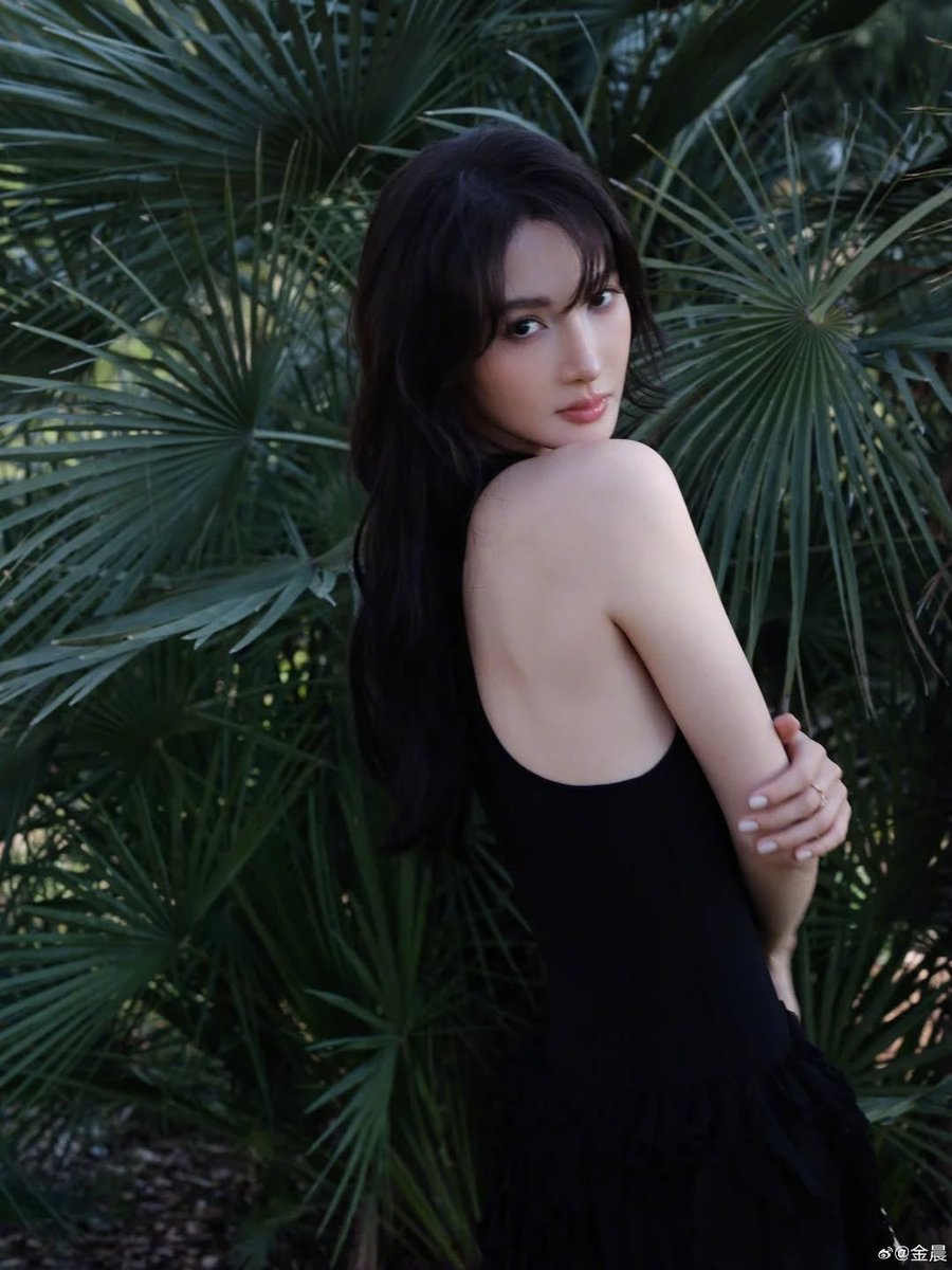 金晨身材姣好，背部光滑