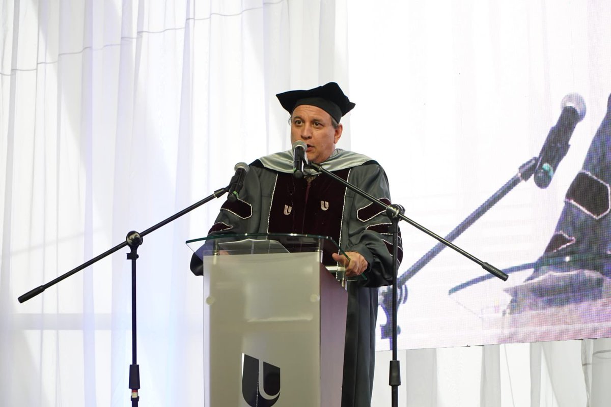 UIDE's tweet photo. Las palabras de bienvenida estuvieron a cargo de nuestro rector @simoncueva quien exhortó a los #gradUIDE a enfrentar los desafíos profesionales con seguridad, confiados de que la preparación que han recibido en la #UIDE les permitirá superar cualquier barrera. https://t.co/nxaD0CJ6jw