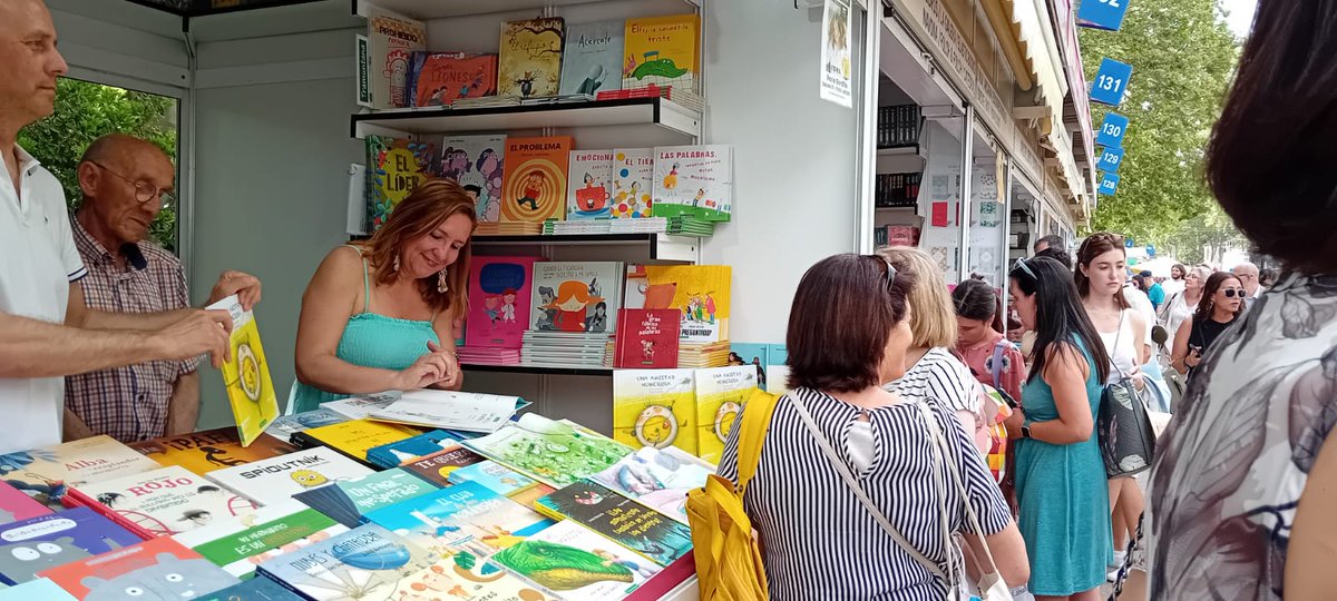 Rocío Gordillo firmando. Llévate a casa un ejemplar de una amistad numerosa firmado por ella. Hasta las ocho en la caseta 133.