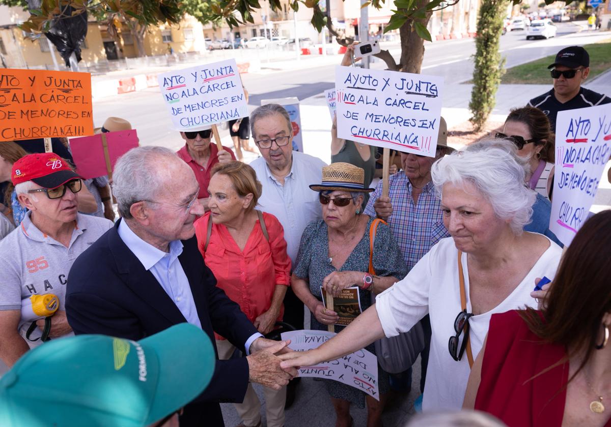 🔶 SUR+ 📰 Los vecinos de Churriana arrancan al alcalde de #Málaga el compromiso de visitar mañana las instalaciones del centro de menores. ✍ @acvallejo 📷 Ñito Salas ➡️ diariosur.es/malaga-capital…