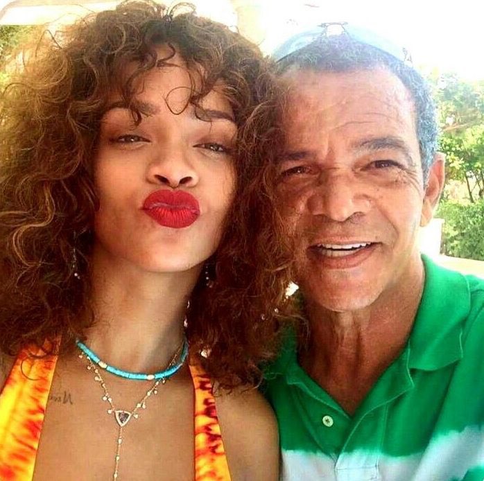LeCelebrites's tweet photo. Le père de Rihanna, Ronald Fenty, est décédé il y a quelques minutes à l’âge de 71 ans 💔

Nous envoyons beaucoup d'amour et de prières à Rihanna et à sa famille en cette période triste et difficile 🙏🏻 #rip #Rihanna https://t.co/Rw5iAhTICV