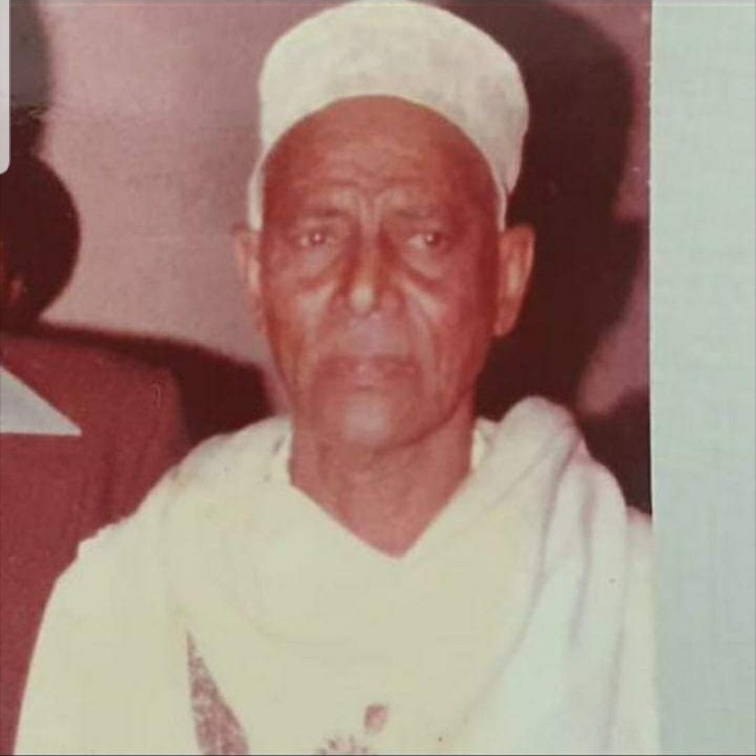 تُظهر الصورة الشيخ عمر، نجل الشيخ محمد فقه يوسف، أحد كبار علماء البنادريين في عصره. ويُعد الشيخ محمد من أبرز تلامذة الشيخ القاضي محيي الدين معلم مكرم، وقد كان له إسهام بارز في الحياة العلمية والدينية في البنادر.