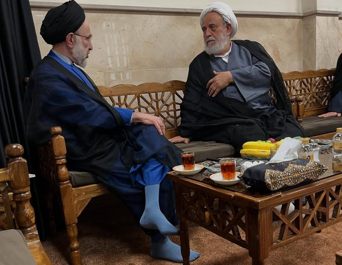 edalat14522's tweet photo. سال 93 وقتی خواهر این فرد فوت کرد، رهبری به او تسلیت نگفتند. فقط به مادرش تسلیت گفتند. سال 94 هم وقتی مادر وی از دنیا رفت باز رهبری به او تسلیت نگفتند.. https://t.co/S2JMzXxEcL