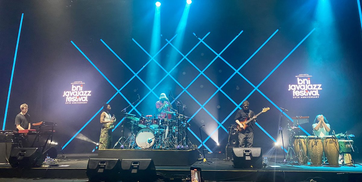 JavaJazzFest's tweet image. @yussefdayes took us on a journey—pure rhythm, pure energy at MLD Hall! 🥁✨

#BNIJJF2025 #20yearsJavaJazzFestival