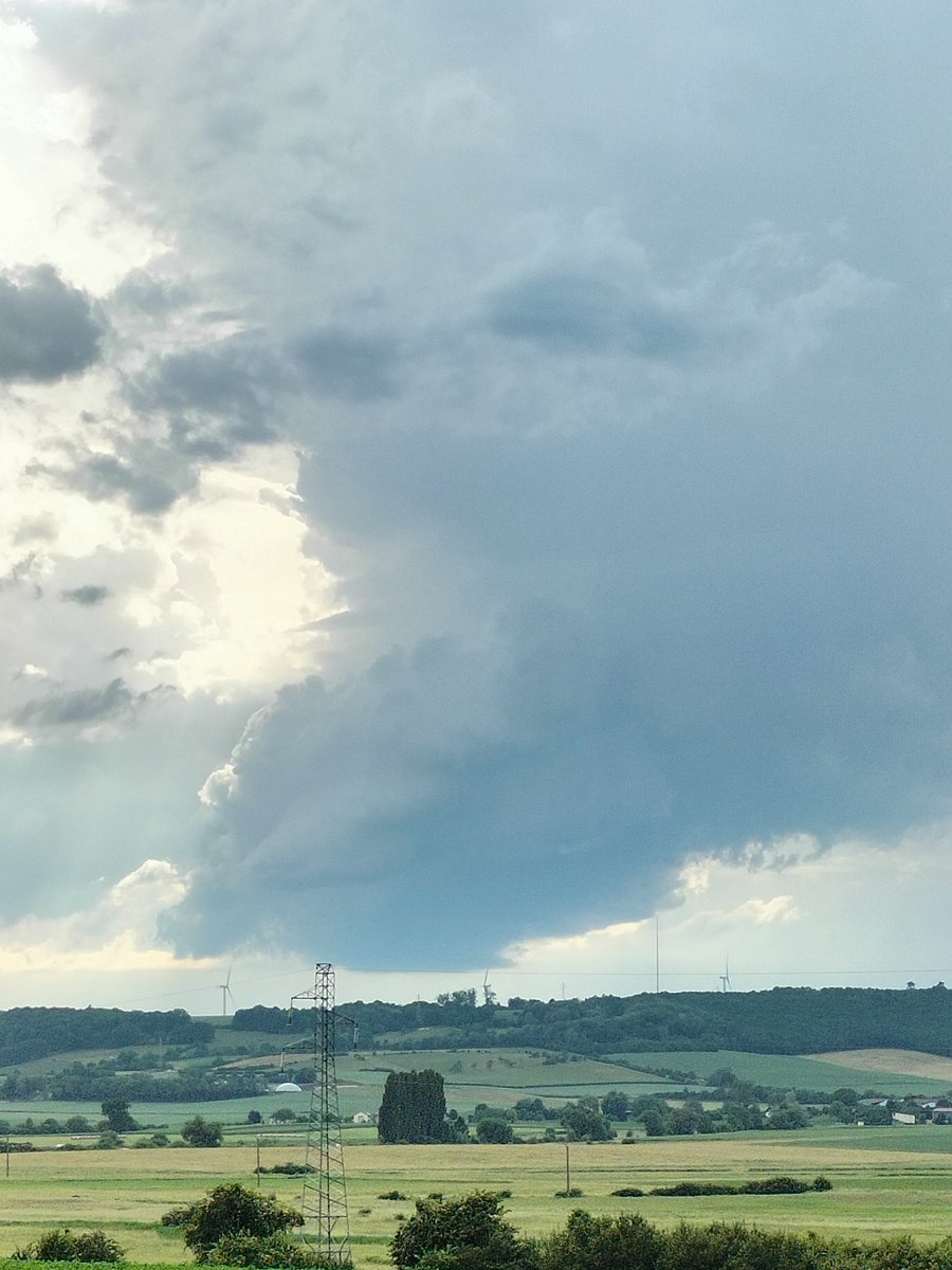 Ce nouvel orage a semblé commencer à se structurer à sa base . Près de Château-Salins , en Moselle. <a href="/KeraunosObs/">Keraunos</a> <a href="/MeteoExpress/">Météo Express</a> <a href="/ExtremeMeteo/">Extrême Météo</a>