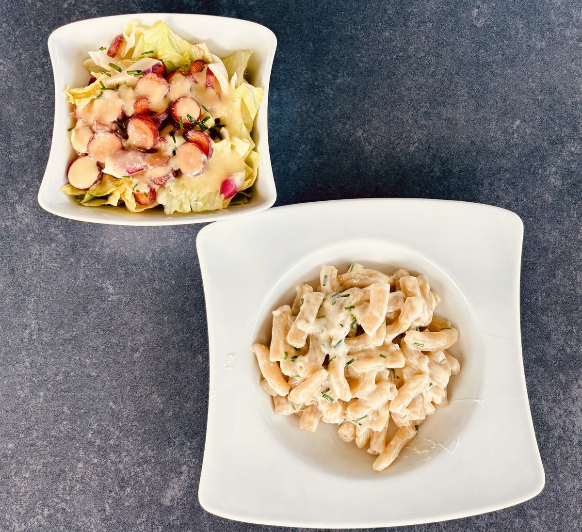 steschny's tweet photo. Es mussten fast 3 Monate vergehen, bevor wir das erste Mal selbst Pasta mit der Kenwood gemacht haben und diese dann zu einer leckeren Käse-Schnittlauchpasta verkocht haben. Es war sowas von köstlich. 🤤 

#ClaSte #kochenmitClaSte https://t.co/ONVUY5fF85