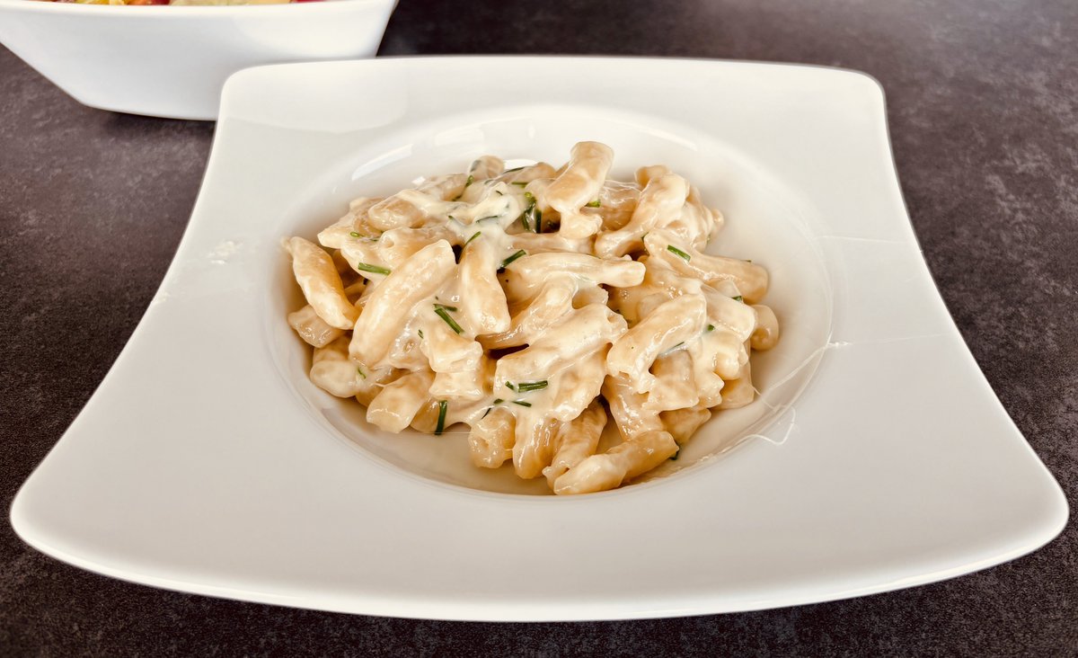 steschny's tweet photo. Es mussten fast 3 Monate vergehen, bevor wir das erste Mal selbst Pasta mit der Kenwood gemacht haben und diese dann zu einer leckeren Käse-Schnittlauchpasta verkocht haben. Es war sowas von köstlich. 🤤 

#ClaSte #kochenmitClaSte https://t.co/ONVUY5fF85