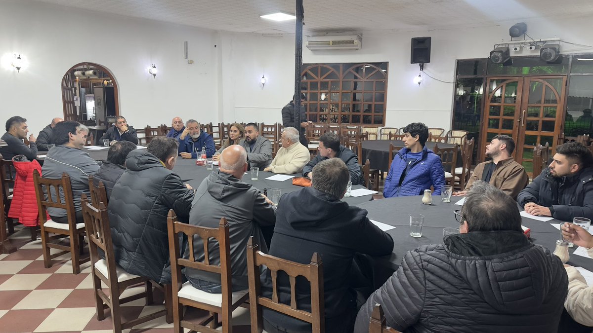 IdearTucuman's tweet photo. IDEAR afianza su camino institucional y define una agenda de trabajo para fortalecer el sector del entretenimiento en Tucumán

El jueves por la noche, los miembros activos de IDEAR (Industria del Entretenimiento Argentino – Tucumán) se reunieron en La Rural del Parque 9 de Julio para seguir consolidando el proceso organizativo de la institución y proyectar una agenda común que fortalezca al sector del entretenimiento nocturno y los eventos masivos en la provincia.

Durante el encuentro, se abordaron diversas problemáticas que afectan a la actividad, y se planteó la necesidad de generar canales de diálogo con los organismos estatales para encontrar soluciones reales, equilibradas y sostenibles. Se coincidió en la importancia de trabajar con responsabilidad, promoviendo el cumplimiento de las normativas, pero también exigiendo reglas claras, procedimientos justos y condiciones que hagan viable el desarrollo formal de la industria.

En este marco, se resolvió establecer reuniones semanales entre los miembros activos, con el fin de mantener un espacio de articulación y construcción colectiva. También se definió la creación de comisiones internas de trabajo, que permitirán abordar de manera más específica y ágil los distintos aspectos que atraviesan al sector.

Participaron de esta jornada los miembros de la Comisión Directiva:
Hernán Iramain (Presidente), Edmundo Ortiz Tanco (Secretario), Esteban Voigt (Tesorero), los vocales Rubén Urueña (h), Eduardo Mesón, Mariano Albornoz y Carina Tripolone, junto a los miembros del órgano revisor de cuentas: CPN Julio Campi y CPN Ariel Barrios.

También formaron parte del encuentro los nuevos asociados activos que se sumaron al espacio:
Franco Arrieta (Lux Multiespacio), Gastón Castellote (Black), Alberto Fernández Rojas (La Rural del Parque), Pablo Leiva y Gustavo Vilela (Howards), Víctor Martínez (Huana), Carlos Gabriel Pérez (Malaba), Julio Rojas (Veracruz), Agustín Sosa García (La Magic) y Gastón y Carina Tripolone (Diva).

IDEAR sigue creciendo sobre bases sólidas, reafirmando su compromiso con la profesionalización del sector, la institucionalidad, y el desarrollo responsable de una actividad que genera empleo, cultura y movimiento económico en toda la provincia de Tucumán.