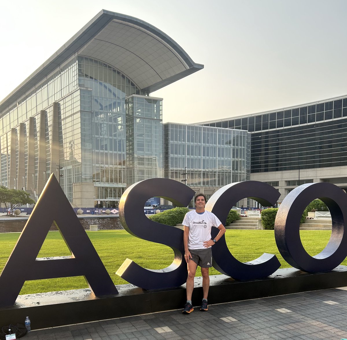 barrosonco's tweet photo. #ASCO25  @OncoAlert @ASCO 
#5krunning @weoncologists with stellars RadOncs
@Icro_Meattini @NiuSanford and colleages from all over the world
@quirogad @nataliagandur https://t.co/2RLA9sMsbQ
