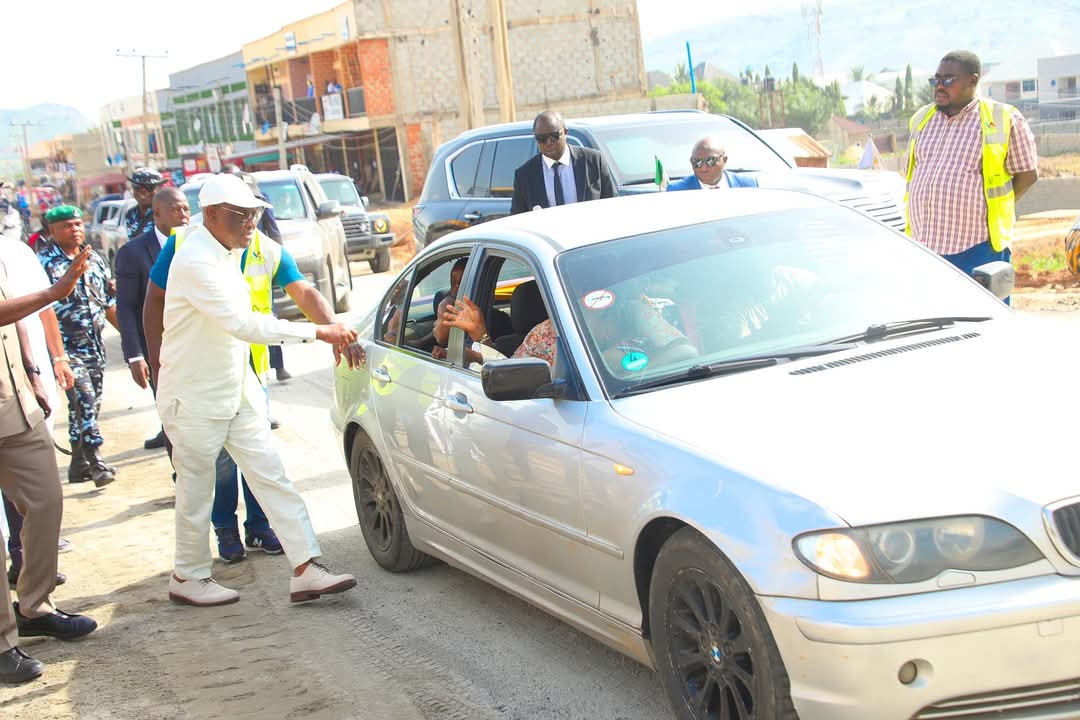 possible1001's tweet photo. FCT Minister, @GovWike exchanging pleasantries with motorists as he inspects critical road projects in Ushafa, Bwari Area Council today.
#WikeIsWorking https://t.co/NvZSANObKj