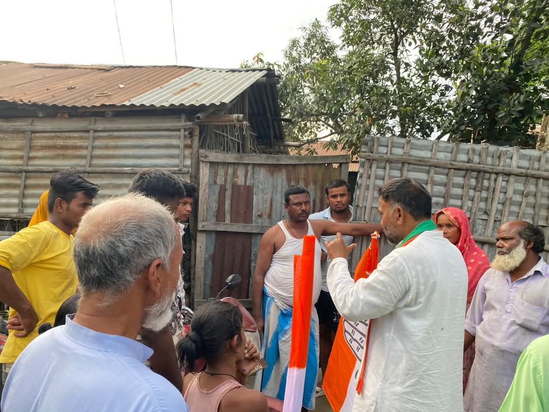 MasoomRezaINC's tweet photo. अररिया विधानसभा क्षेत्र अंतर्गत, नगर परिषद के विभिन्न वार्डों में "हर घर कांग्रेस का झंडा" अभियान के तहत कांग्रेस कार्यकर्ताओं के साथ घर-घर जाकर जनता को इस अभियान की जानकारी दी गई और उनके सहयोग से प्रत्येक घर पर कांग्रेस पार्टी का झंडा लगाया गया।

इस जनसंपर्क अभियान का उद्देश्य लोगों को कांग्रेस की विचारधारा और नीतियों से जोड़ना तथा लोकतंत्र की मजबूती के लिए कांग्रेस के योगदान को घर-घर तक पहुंचाना है। वार्डों में लोगों ने भी इस पहल का गर्मजोशी से स्वागत किया और स्वेच्छा से अपने घरों पर झंडा लगवाया।

यह अभियान न केवल पार्टी की उपस्थिति को मजबूत कर रहा है, बल्कि लोगों के बीच कांग्रेस के प्रति विश्वास और समर्थन को भी सुदृढ़ कर रहा है।

#ArariaVidhanSabha049