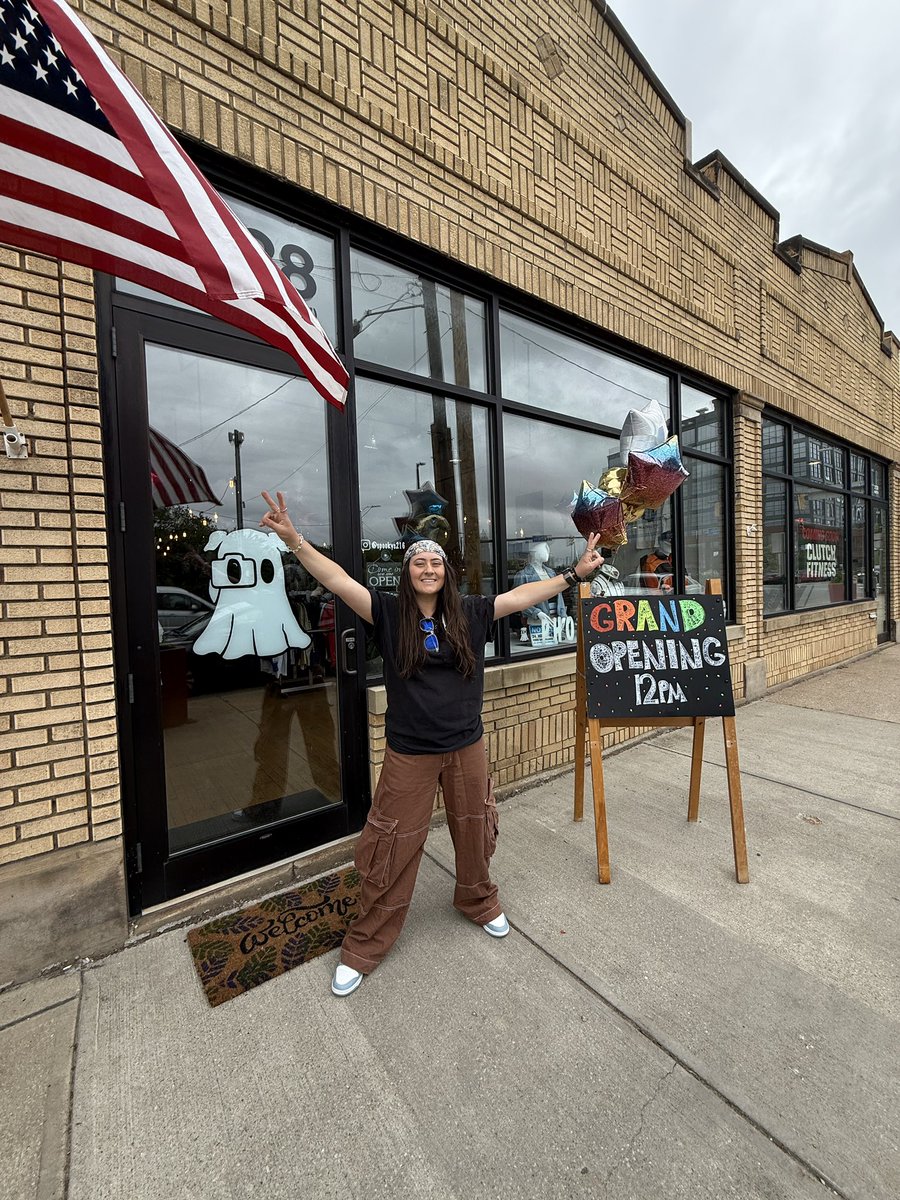 I HAVE OFFICIALLY OPENED MY STUDIO IN OHIO CITY!!!!!

A thrift store in the front, photography studio in the back 😎 COME VISIT!

👻 SpookysStudio.com