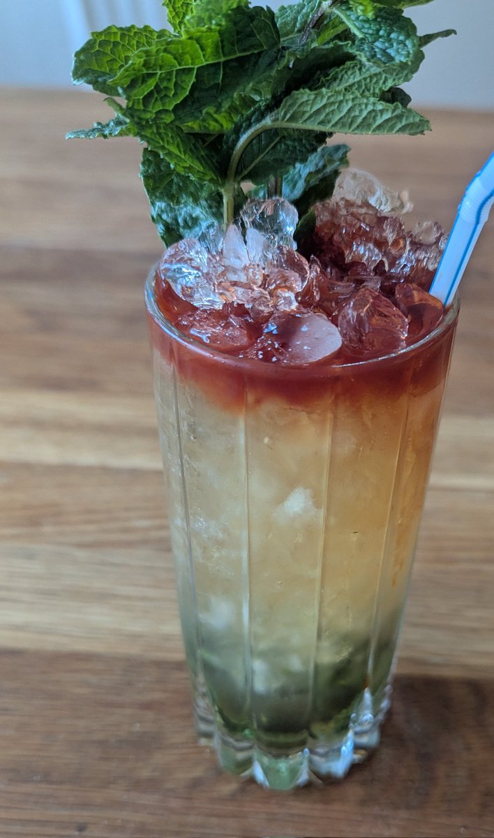 Nu när myntan dykt upp i odlingarna igen får man försöka utrota den med lite rom, lime och Angostura bitter. Queens Park Swizzle