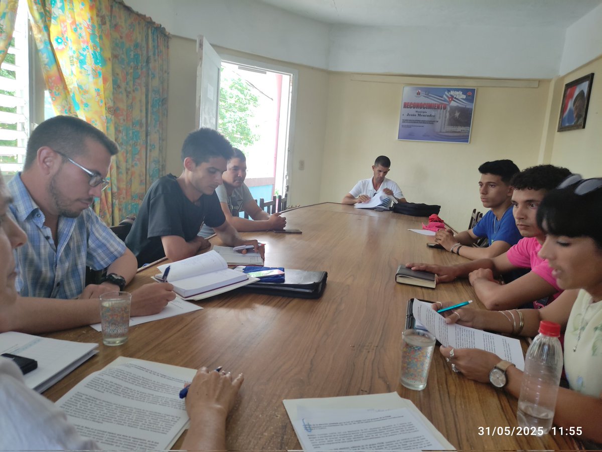 JesusUjc70260's tweet photo. #PorLasTunasLaVictoria
#JesúsMenéndez
#RumboAl55 
👉🌵🇨🇺Con la presencia de Mariza Maritza Alvarez Miembro del Buró Municipal del PCC, se efectúa el Buró Municipal evaluado la Atención de la Organización Política a la Federación de la Enseñanza Media. https://t.co/EPjzxPm31D