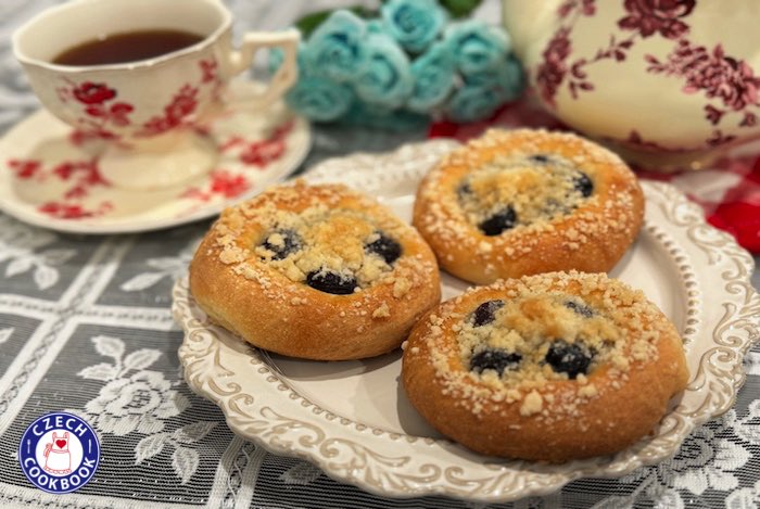 How about some blueberry kolache for a weekend? 😋 czechcookbook.com/blueberry-kola…