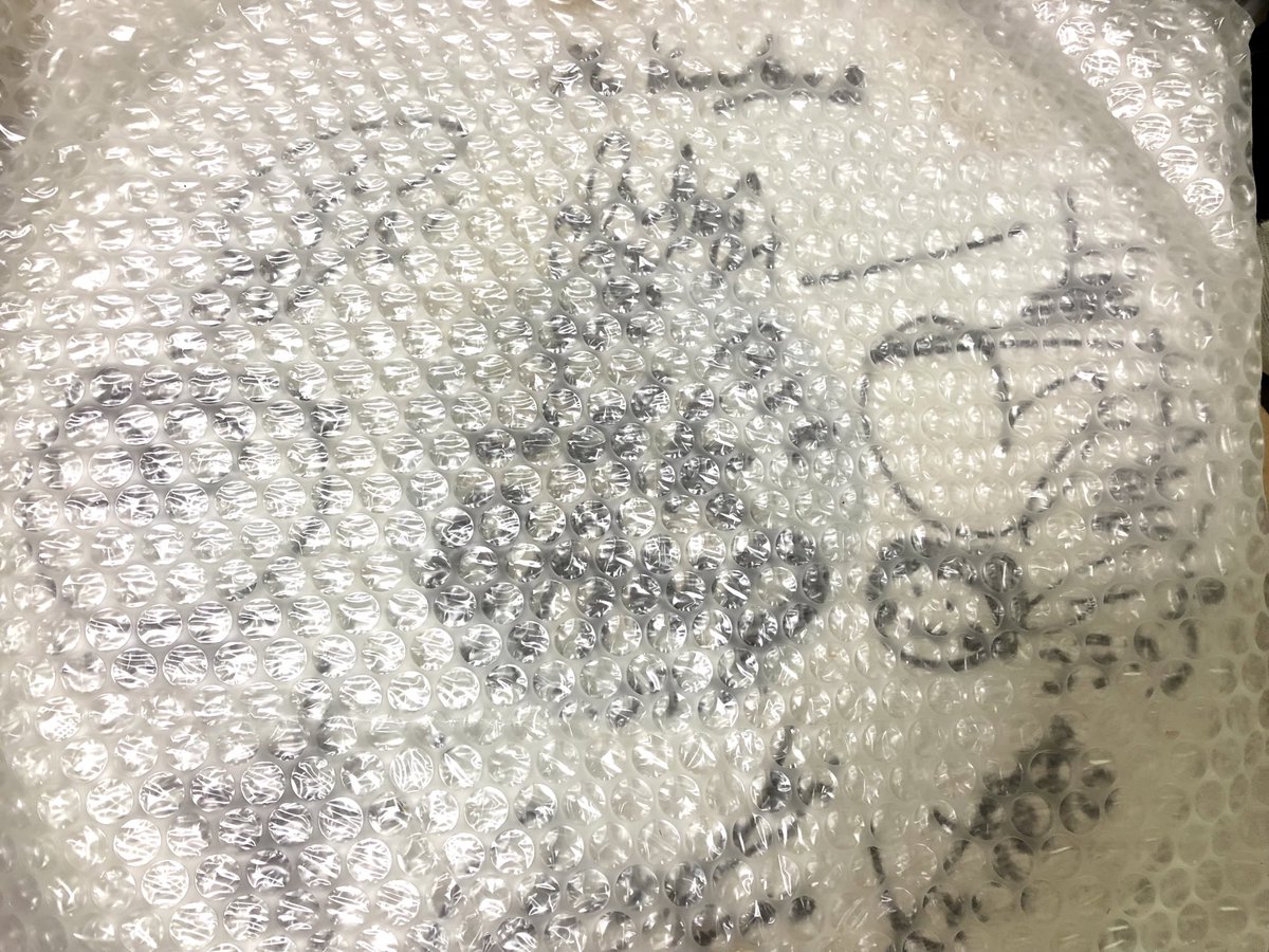 ファルラボ@No.001 (@a_tanabe) on Twitter photo <a href="/Okajimahal/">岡島"OKAJI"俊治(Toshiharu Okajima)</a> 同じくドラムカバー!!
(名称合ってるのかな?)
ライブの最後に投げて飛んできたのをキャッチしたものです。
(昨年、引っ越しをする時に撮った写真で、エアパッキンで巻いて保管しています <a href="/Okajimahal/">岡島"OKAJI"俊治(Toshiharu Okajima)</a> 同じくドラムカバー!!
(名称合ってるのかな?)
ライブの最後に投げて飛んできたのをキャッチしたものです。
(昨年、引っ越しをする時に撮った写真で、エアパッキンで巻いて保管しています