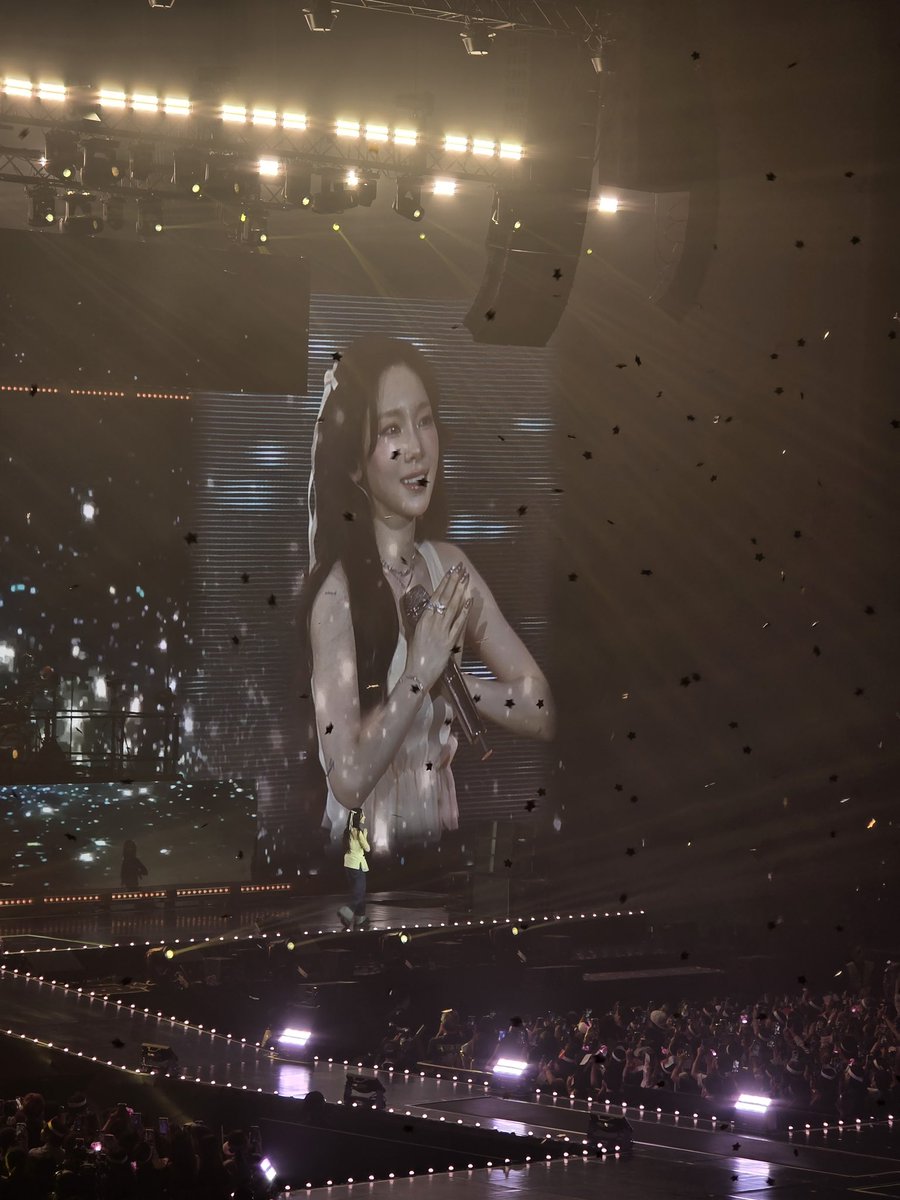 พี่แทยอนน่ารักมาก ๆ เหมือนมีผงพิกซี่ลอยอยู่รอบตัวเลย นางฟ้าตัวน้อยของหนู ㅠㅠ 🧚🏻‍♀️🤍