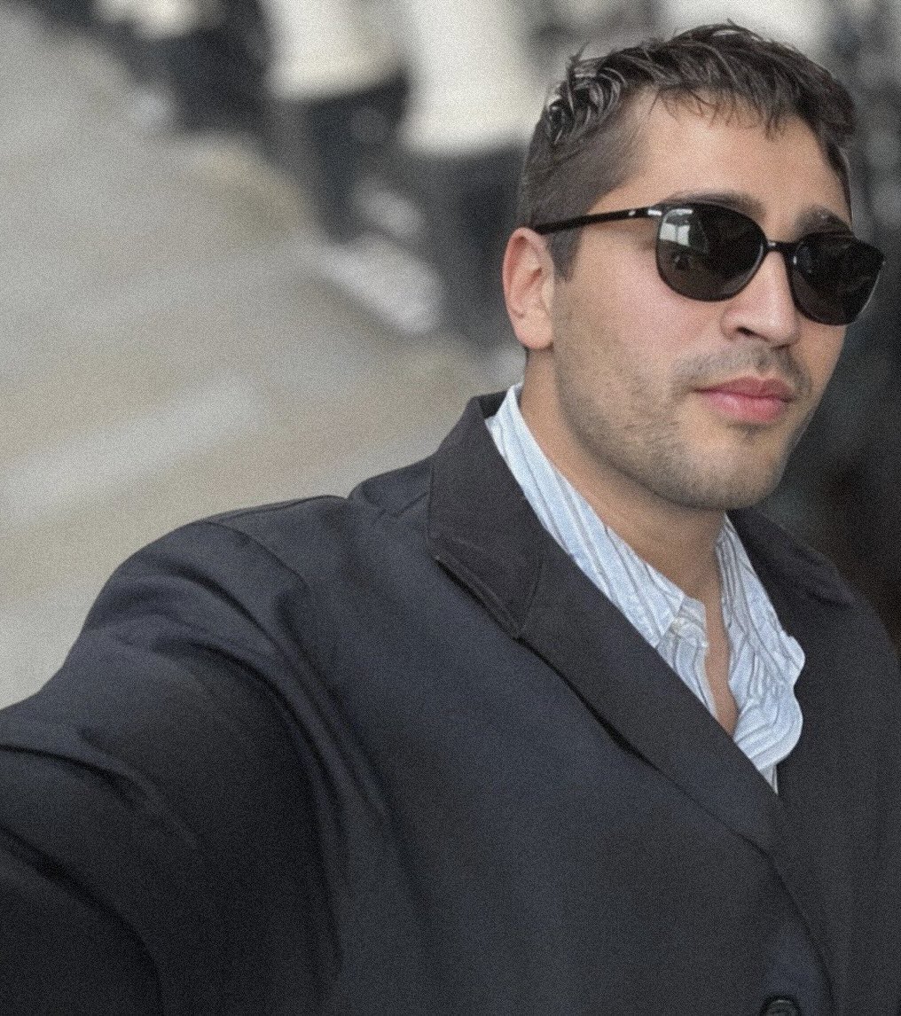 afra'nın olduğu mekanın yan tarafında takılırken giydiği gömlek bide muhabirler afra hanım yan mekanda diyip ramonun gülmesi aklıma geldi 🫠 çok güzel günlerdi