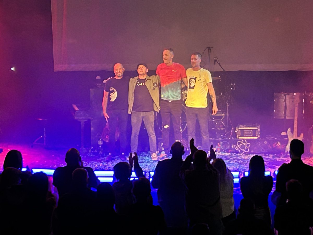 Chris ๐ (@cragfast) on Twitter photo <a href="/DailyPicTheme2/">Daily Picture Theme</a> A Coldplay tribute band getting Applauded at the end of their show #DailyPictureTheme <a href="/DailyPicTheme2/">Daily Picture Theme</a> A Coldplay tribute band getting Applauded at the end of their show #DailyPictureTheme